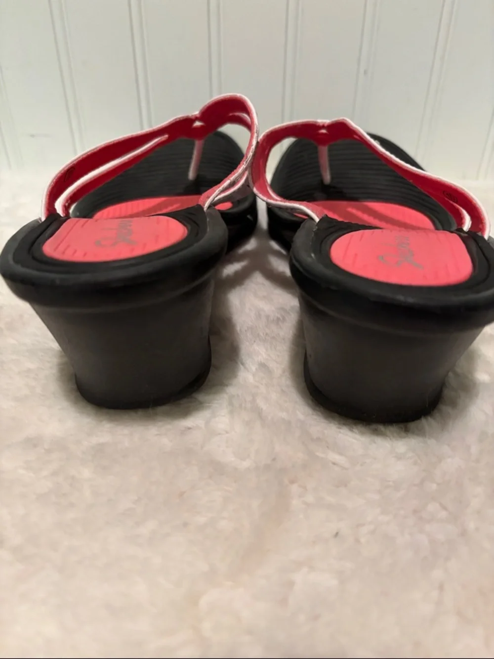 Skechers Women’s Pink and Black Rhinestone Toe-Post Wedge Sandals Size 10